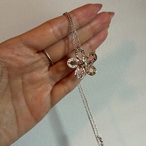 Silver daisy necklace with adjustable chain